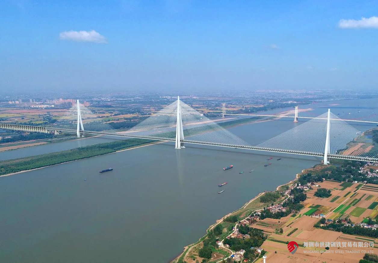4月10日，中央電視臺《新聞聯(lián)播》和《東方時空》節(jié)目同時播報(bào)了世界最大跨度三塔斜拉橋——馬鞍山長江公鐵大橋主塔開始吊裝的消息。該項(xiàng)目建設(shè)過程中，河鋼集團(tuán)舞鋼公司累計(jì)為其供應(yīng)高級別橋梁鋼板Q370qE、Q420qE、Q500qE近6萬噸，用于該橋關(guān)鍵部位建設(shè)。其中，批量供貨的高級別橋梁鋼Q500qE各項(xiàng)技術(shù)指標(biāo)世界領(lǐng)先。目前，舞鋼高端橋梁鋼實(shí)現(xiàn)了從Q345到Q690級別的全覆蓋。    2219e9e1e81cd18f2738bf2b469e6b98.png  近年來，舞鋼加速“兩個結(jié)構(gòu)”優(yōu)化，以高端客戶需求和產(chǎn)業(yè)鏈高質(zhì)量發(fā)展為導(dǎo)向，不斷推動技術(shù)和產(chǎn)品升級。針對項(xiàng)目需求，舞鋼成立攻關(guān)團(tuán)隊(duì)，與客戶深度對接，精心設(shè)計(jì)生產(chǎn)保供方案，通過精確控制冶煉過程，確保了鋼板內(nèi)部質(zhì)量穩(wěn)定；創(chuàng)新軋制、熱處理工藝，攻克制約鋼板強(qiáng)度提升的工藝瓶頸，確保了鋼板各項(xiàng)性能全部滿足客戶要求。  為了保證在極短的交貨期內(nèi)實(shí)現(xiàn)高質(zhì)量交貨，舞鋼集中各類優(yōu)勢資源，創(chuàng)新橋梁鋼生產(chǎn)工藝，將交貨期縮短了約5天時間。在客戶的加工使用、安裝等各環(huán)節(jié)，舞鋼技術(shù)營銷服務(wù)團(tuán)隊(duì)及進(jìn)跟進(jìn)，為其提供精準(zhǔn)、專業(yè)的服務(wù)，贏得了客戶信賴。  馬鞍山長江公鐵大橋單跨1120米，雙跨連續(xù)跨度2240米；中塔塔高345米，相當(dāng)于115層樓，為目前世界最高橋塔；承臺長89.2米、寬54.7米，平面面積近5000平方米，相當(dāng)于8個標(biāo)準(zhǔn)籃球場，為目前世界最大規(guī)模的橋梁樁基礎(chǔ)。