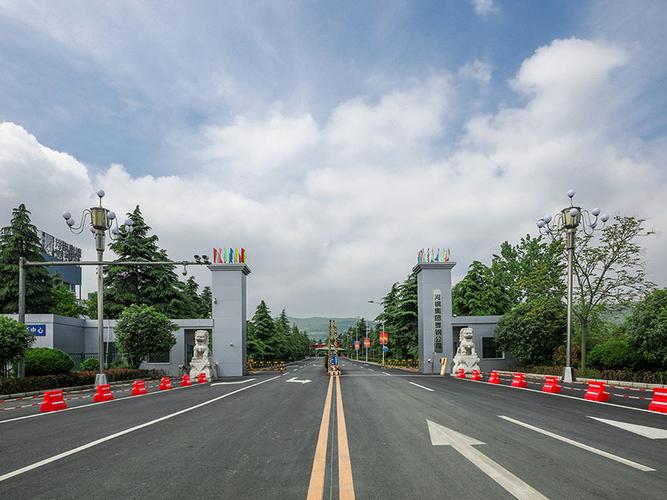 河鋼集團舞陽鋼鐵公司是我國寬厚鋼板生產科研基地。擁有4100mm+4100mm和4200mm+4300mm兩條技術先進的雙機架寬厚鋼板生產線，配套有國內寬厚板行業優勢明顯的鋼錠模鑄線及鋼板熱處理設施，具有雄厚的研發制造實力。具有年產鋼500萬噸、寬厚鋼板360萬噸、銷售收入200億元的綜合實力。