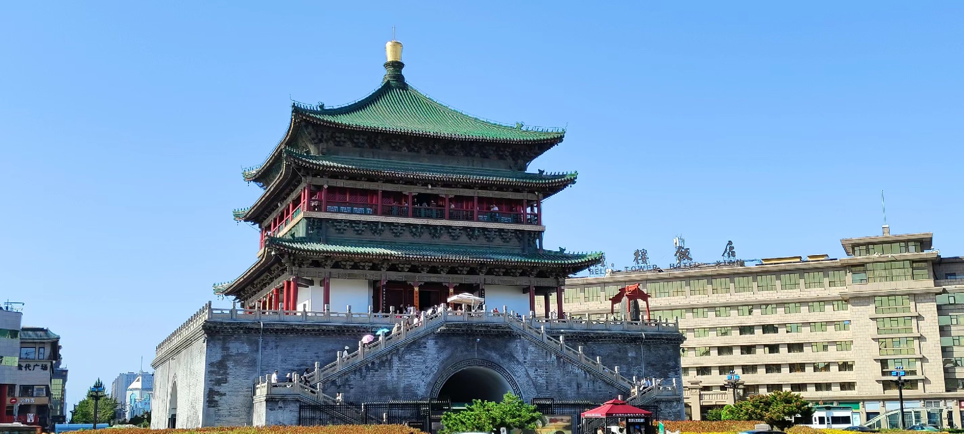 西安是國務院公布的首批國家歷史文化名城，有西周、秦、西漢、唐等在內的13個朝代在此建都，是世界四大古都之一，中國古都學會認定的中國建都朝代最多、帝都歷史最長的古都。曾經作為中國首都和政治、經濟、文化中心長達1100多年。旅游景點有秦始皇兵馬俑博物館、大雁塔、陜西歷史博物館、華清池景區、碑林博物館等