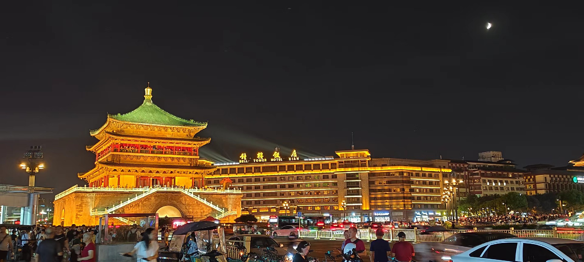 西安是國務院公布的首批國家歷史文化名城，有西周、秦、西漢、唐等在內的13個朝代在此建都，是世界四大古都之一，中國古都學會認定的中國建都朝代最多、帝都歷史最長的古都。曾經作為中國首都和政治、經濟、文化中心長達1100多年。旅游景點有秦始皇兵馬俑博物館、大雁塔、陜西歷史博物館、華清池景區、碑林博物館等