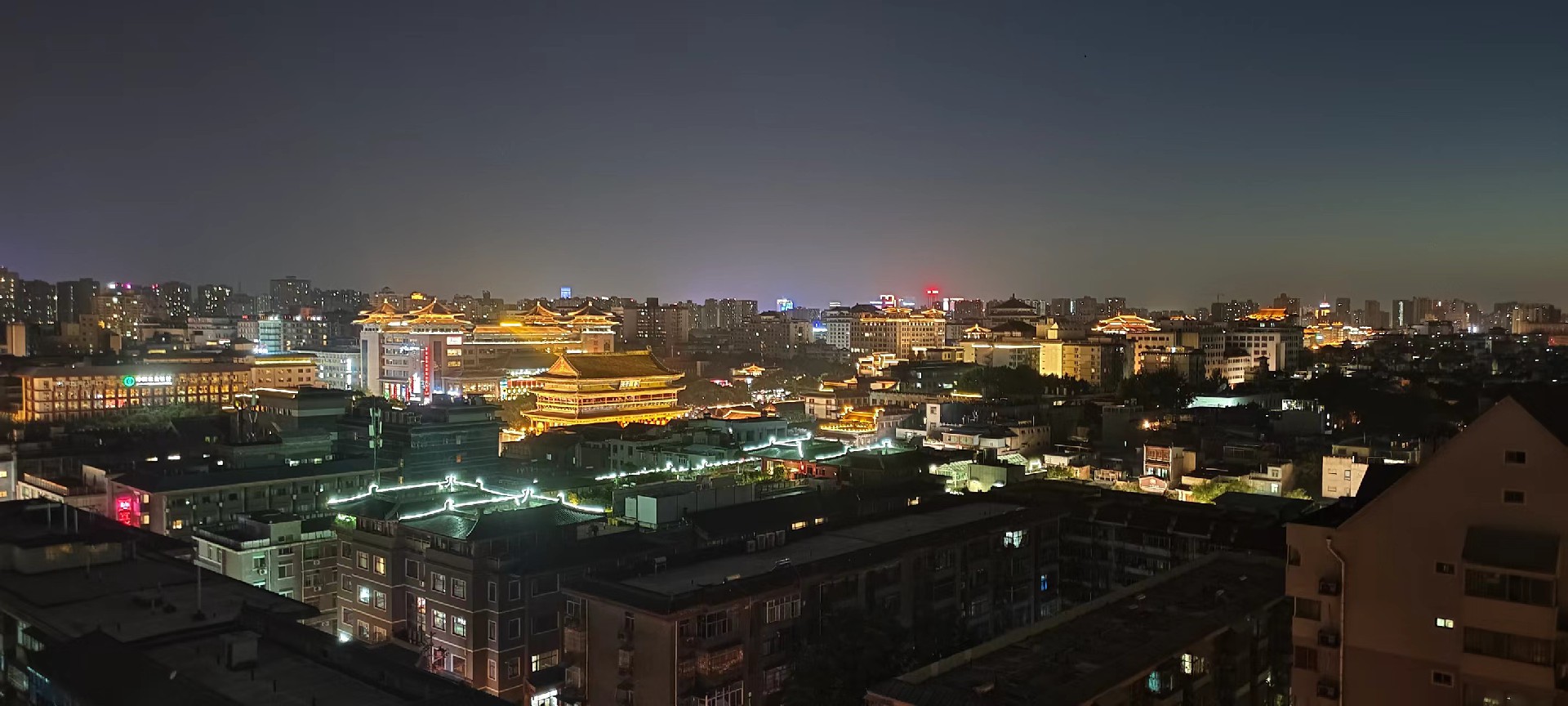 西安是國務院公布的首批國家歷史文化名城，有西周、秦、西漢、唐等在內的13個朝代在此建都，是世界四大古都之一，中國古都學會認定的中國建都朝代最多、帝都歷史最長的古都。曾經作為中國首都和政治、經濟、文化中心長達1100多年。旅游景點有秦始皇兵馬俑博物館、大雁塔、陜西歷史博物館、華清池景區、碑林博物館等