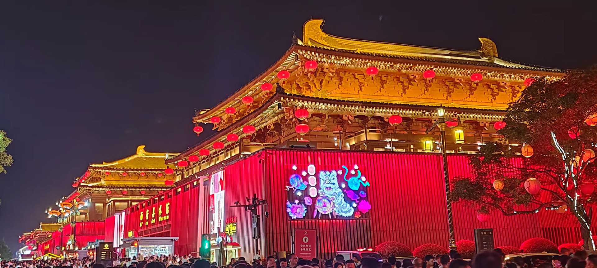 西安是國務院公布的首批國家歷史文化名城，有西周、秦、西漢、唐等在內的13個朝代在此建都，是世界四大古都之一，中國古都學會認定的中國建都朝代最多、帝都歷史最長的古都。曾經作為中國首都和政治、經濟、文化中心長達1100多年。旅游景點有秦始皇兵馬俑博物館、大雁塔、陜西歷史博物館、華清池景區、碑林博物館等
