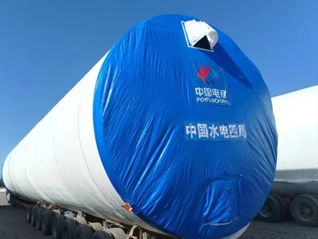 河鋼集團舞鋼生產的一批高端風電項目用鋼板如期發往客戶，將用于新彊吐魯番市重點能源項目——廣東能源托克遜縣100萬千瓦風電項目的風電塔筒制造。目前，舞鋼已累計向該項目供應高端風電項目用鋼板近2萬噸。 在供貨過程中，舞鋼強化項目跟蹤和技術營銷，針對該項目設計和建設所需，為用戶設計從生產到供貨以及后期服務的一攬子解決方案。在生產過程中，舞鋼根據客戶所需，不斷推動工藝和流程優化，先后攻克冶煉和軋制環節的多個難題，滿足了客戶對鋼板表面質量的特殊需求，并保證了按期高質量交付。 廣東能源托克遜縣100萬千瓦風電項目（一期50萬千瓦）位于新疆維吾爾自治區吐魯番市托克遜縣，屬于小草湖風區。風電場距離托克遜縣僅14公里，距烏魯木齊市約130公里。海拔集中在45至125米，場地開闊，地形較平坦，地勢東南部低、西北部高。本工程擬安裝50臺風力發電機組，機組塔高126.1米，總工程量約26000噸，是新疆首個直徑超過6米的單機容量達10兆瓦的非分片式風電塔筒。  此項目為新建工程，地處新疆傳統九大風區之一的吐魯番西部風區核心位置，擁有得天獨厚的自然資源，與吐魯番市、烏魯木齊兩大用電負荷中心接壤，具備天然的負荷消納優勢。項目投產后，年上網電量約23億千瓦時，可節約標準煤約70萬噸，每年可減少二氧化碳排放233萬噸，將具有良好的經濟效益和生態效益。  百萬千瓦級風電項目的開工建設，標志著吐魯番市在打造千萬千瓦級大型清潔能源基地的征程上又邁出了跨越式的一步，將有力推動吐魯番綠色新能源產業進入發展新時期，為建設全疆經濟高質量發展示范區提供新的、強有力的支撐。