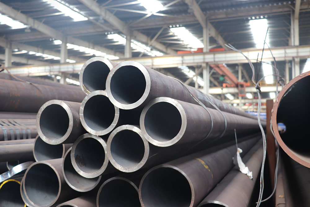 無縫管 (seamless tube)    美標API 5L  無縫管是一種具有中空截面、周邊沒有接縫的長條鋼材。鋼管具有中空截面，大量用作輸送流體的管道，如輸送石油、天然氣、煤氣、水及某些固體物料的管道等。鋼管與圓鋼等實心鋼材相比，在抗彎抗扭強度相同時，重量較輕，是一種經濟截面鋼材，廣泛用于制造結構件和機械零件，如石油鉆桿、汽車傳動軸、自行車架以及建筑施工中用的鋼腳手架等。用鋼管制造環(huán)形零件，可提高材料利用率，簡化制造工序，節(jié)約材料和加工工時，如滾動軸承套圈、千斤頂套等，目前已廣泛用鋼管來制造。鋼管還是各種常規(guī)武器不可缺少的材料，槍管、炮筒等都要鋼管來制造。鋼管按橫截面積形狀的不同可分為圓管和異型管。由于在周長相等的條件下，圓面積最大，用圓形管可以輸送更多的流體。此外，圓環(huán)截面在承受內部或外部徑向壓力時，受力較均勻，因此，絕大多數(shù)鋼管是圓管。  但是，圓管也有一定的局限性，如在受平面彎曲的條件下，圓管就不如方、矩形管抗彎強度大，一些農機具骨架、鋼木家具等就常用方、矩形管。根據(jù)不同用途還需有其他截面形狀的異型鋼管。  目前，全世界生產無縫管的共計有110多個國家的1850多個公司下的5100多個生產廠，其中生產石油管的有44個國家的170多個公司下的260多個廠。2000年，無縫管全國表觀消費量為418.0萬噸，其中國內供應量的382.1萬噸，占國內總需求的91.4%。進口為35.9萬噸，占國內總需求的8.59%。同年石油管消費量大約為91萬噸。進口約25.2萬噸。進口管占國內總消費量的大約70%，其中進口管占國內總消費量的27.69%，石油管進口量約占無縫管總進口量的大約70%。從日本進口的石油管占總進口量一半以上。中國最大的石油套管生產基地——天津鋼管公司2000年的鋼管產品出來為52.20萬噸，其中石油套管產量為36.41萬噸。套管占全國石油產量的一半以上。在產量和銷售量上都占中國套管市場的第一位。    從國際和國內兩個市場來看，無縫管（包括石油專用管）的現(xiàn)有生產能力均已大于需求。所以，今后的重點應放在充分發(fā)揮現(xiàn)有機組的能力，開發(fā)出高強度等級、高抗擊毀、高抗腐蝕的石油管、高壓鍋爐管和氣瓶管等產品。也是國家針對當前我國鋼鐵市場進行優(yōu)化產品結構的內容。這也是增加在國內外產品競爭力、擴大市場份額的關鍵所在。就是說，提高國內鋼管企業(yè)的市場競爭力是加和WTO以后國內企業(yè)長期的任務和成功發(fā)展的關鍵。  1.結構用無縫管（GB/T8162-1999）是用于一般結構和機械結構的無縫管。  2.流體輸送用無縫管（GB/T8163-1999）是用于輸送水、油、氣等流體的一般無縫管。  3.低中壓鍋爐用無縫管（GB3087-1999）是用于制造各種結構低中壓鍋爐過熱蒸汽管、沸水管及機車鍋爐用過熱蒸汽管、大煙管、小煙管和拱磚管用的優(yōu)質碳素結構鋼熱軋和冷拔（軋）無縫管。  4.高壓鍋爐用無縫管（GB5310-1995）是用于制造高壓及其以上壓力的水管鍋爐受熱面用的優(yōu)質碳素鋼、合金鋼和不銹耐熱鋼無縫管。  5.化肥設備用高壓無縫管（GB6479-2000）是適用于工作溫度為-40~400℃、工作壓力為10~30Ma的化工設備和管道的優(yōu)質碳素結構鋼和合金鋼無縫管。  6.石油裂化用無縫管（GB9948-88）是適用于石油精煉廠的爐管、熱交換器和管道無縫管。  7.地質鉆探用鋼管（YB235-70）是供地質部門進行巖心鉆探使用的鋼管，按用途可分為鉆桿、鉆鋌、巖心管、套管和沉淀管等。  8.金剛石巖芯鉆探用無縫管（GB3423-82）是用于金剛石巖芯鉆探的鉆桿、巖心桿、套管的無縫管。  9.石油鉆探管（YB528-65）是用于石油鉆探兩端內加厚或外加厚的無縫管。鋼管分車絲和不車絲兩種，車絲管用接頭聯(lián)結，不車絲管用對焊的方法與工具接頭聯(lián)結。  10.船舶用碳鋼無縫管（GB5213-85）是制造船舶I級耐壓管系、Ⅱ級耐壓管系、鍋爐及過熱器用的碳素鋼無縫管。碳素鋼無縫管管壁工作溫度不超過450℃，合金鋼無縫管管壁工作溫度超過450℃。  11.汽車半軸套管用無縫管（GB3088-82）是制造汽車半軸套管及驅動橋橋殼軸管用的優(yōu)質碳素結構鋼和合金結構鋼熱軋無縫管。  12.柴油機用高壓油管（GB3093-86）是制造柴油機噴射系統(tǒng)高壓管用的冷拔無縫管。  13.液壓和氣動缸筒用精密內徑無縫管（GB8713-88）是制造液壓和氣動缸筒用的具有精密內徑尺寸的冷拔或冷軋精密無縫管。  14.冷拔或冷軋精密無縫管（GB3639-83）是用于機械結構、液壓設備的尺寸精度高和表面光潔度好的冷拔或冷軋精密無縫管。選用精密無縫管制造機械結構或液壓設備等，可以大大節(jié)約機械加工工時，提高材料利用率，同時有利于提高產品質量。  15.結構用不銹鋼無縫管（GB/T14975-1994）是廣泛用于化工、石油、輕紡、醫(yī)療、食品、機械等工業(yè)的耐腐蝕管道和結構件及零件的不銹鋼制成的熱軋（擠、擴）和冷拔（軋）無縫管。  16.流體輸送用不銹鋼無縫管（GB/T14976-1994）是用于輸送流體的不銹鋼制成的熱軋（擠、擴）和冷拔（軋）無縫管。  17.異型無縫管是除了圓管以外的其他截面形狀的無縫管的總稱。按鋼管截面形狀尺寸的不同又可分為等壁厚異型無縫管（代號為D）、不等壁厚異型無縫管（代號為BD）、變直徑異型無縫管（代號為BJ）。異型無縫管廣泛用于各種結構件、工具和機械零部件。和圓管相比，異型管一般都有較大的慣性矩和截面模數(shù)，有較大的抗彎抗扭能力，可以大大減輕結構重量，節(jié)約鋼材。  一般用無縫管是用10、20、30、35、45等優(yōu)質碳結鋼16Mn、5MnV等低合金結構鋼或40Cr、30CrMnSi、45Mn2、40MnB等合結鋼熱軋或冷軋制成的。10、20等低碳鋼制造的無縫管主要用于流體輸送管道。45、40Cr等中碳鋼制成的無縫管用來制造機械零件，如汽車、拖拉機的受力零件。一般用無縫管要保證強度和壓扁試驗。熱軋鋼管以熱軋狀態(tài)或熱處理狀態(tài)交貨；冷軋以熱以熱處理狀態(tài)交貨。低中壓鍋爐用無縫管：用于制造各種低中壓鍋爐、過熱蒸汽管、沸水管、水冷壁管及機車鍋爐用過熱蒸汽管、大煙管、小煙管和拱磚管等。  用優(yōu)質碳素結構鋼熱軋或冷軋（撥）無縫管。主要用10、20號鋼制造，除保證化學成分和機械性能外要做水壓試驗，卷邊、擴口、壓扁等試驗。熱軋以熱軋狀態(tài)交貨、冷軋（撥）以熱處理狀態(tài)交貨。  無縫管計算公式及舉例說明：（kg/m）W=0.02466×S（D–S）D=外徑S=壁厚  外徑為60mm壁厚4mm的無縫鋼管，求每m重量。每m重量=0.02466×4×（60–4）=5.52kg