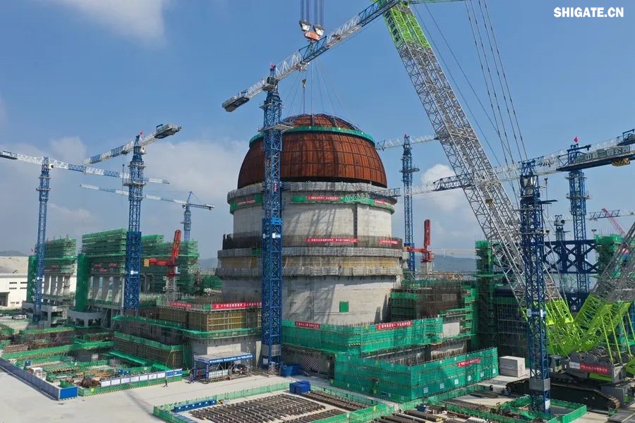 近日，“華龍一號”批量化建設(shè)項目——漳州核電項目2號機組熱態(tài)性能試驗順利完成。河鋼集團舞鋼公司生產(chǎn)的高端核電鋼板批量應(yīng)用在漳州核電項目1~4號機組的穩(wěn)壓器、蒸汽發(fā)生器、人員閘門、設(shè)備閘門、硼注箱等核島級關(guān)鍵設(shè)備制造。  舞鋼公司堅定特鋼思路，依托自身深厚的技術(shù)積淀，不斷開發(fā)更多滿足市場需求的高端核電鋼。針對漳州核電項目用鋼特點，舞鋼公司組建專項技術(shù)團隊，進一步完善核電鋼板質(zhì)量保證體系，優(yōu)化冶煉、軋制與熱處理工藝，確保了生產(chǎn)出的高端核電用鋼板性能穩(wěn)定，滿足了客戶需求，成功實現(xiàn)批量應(yīng)用，為“華龍一號”核電項目建設(shè)提供了重要的材料保障，助力我國核電產(chǎn)業(yè)發(fā)展。     b5c22239-6b29-4959-9963-b9c789c943c8.jpg     漳州核電項目是我國自主三代核電技術(shù)“華龍一號”批量化建設(shè)的始發(fā)地，也是全球最大的“華龍一號”核電基地，規(guī)劃建設(shè)6臺“華龍一號”核電機組，總裝機容量720萬千瓦，全部投產(chǎn)后年發(fā)電量超600億千瓦時。  從秦山核電站到漳州核電項目，從常規(guī)島到核島，舞鋼公司生產(chǎn)的核電鋼板深度參與了我國眾多核電項目建設(shè)。隨著“華龍一號”批量化建設(shè)的快速推進，舞鋼公司將繼續(xù)以“科技創(chuàng)新和技術(shù)營銷”為兩大引擎，助推“雙碳”目標實現(xiàn)，促進全球清潔能源發(fā)展貢獻“中國方案”。