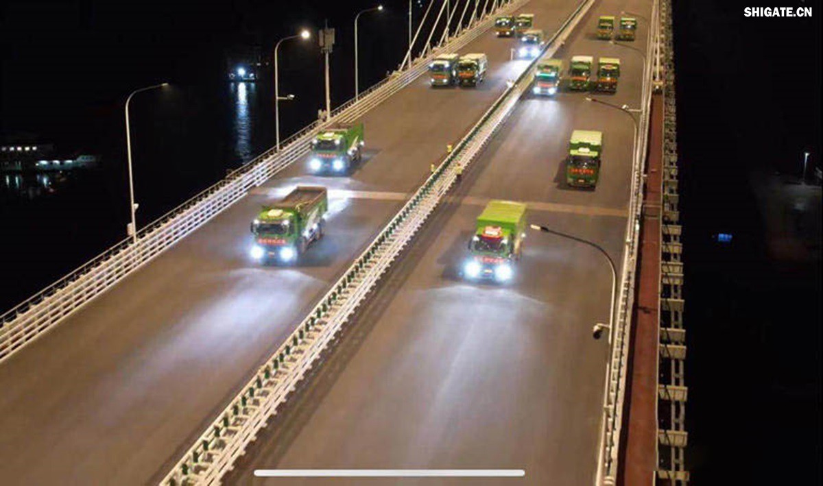 6月16日22時，世界最大跨度斜拉橋——常泰長江大橋燈火通明，車聲轟鳴，一場通車前的“極限挑戰”正緊張進行。30輛總重達1200噸的四軸加載車，分批列隊駛上橋面預先劃定的?？奎c，并由提前布置在橋梁各關鍵部位的869個傳感器開展實時監測，采集測試數據。由此，大橋跨江公鐵合建段主橋橋梁荷載試驗全面啟動。    AA1GQ79M.jpg    這次荷載試驗覆蓋范圍具體包括1座主跨1208米斜拉橋、2座主跨388米鋼桁拱專用航道橋、1座非通航道孔橋以及南北兩座引橋，共設計119個靜載工況和111個動載工況。其中，最大對稱靜力加載工況將動用110輛四軸加載車，總重達4400噸。試驗將持續一周，分五個階段進行。試驗首日在錄安洲非通航孔橋和常州側公鐵合建段引橋實施。  常泰長江大橋是連通常州與泰興的跨江通道，是長江上首座集高速公路、城際鐵路和普通公路三種功能于一體的雙層復合型橋梁，計劃于今年年內基本建成。它的上層為雙向六車道高速公路，下層為雙線城際鐵路和普通公路。如此復雜的結構，如何確保它在未來百年服役中安全可靠？答案就藏在荷載試驗中。    AA1GQduQ.jpg    荷載試驗堪稱橋梁通車前的“綜合大考”，是確保橋梁安全運營的“體檢報告”。江蘇省交通工程建設局常泰長江大橋建設指揮部現場常務副指揮長夏鵬飛介紹，“荷載試驗是檢測橋梁結構安全和承載能力的重要手段，通過科學的加載測試和數據采集分析，驗證實際成橋狀態與理論設計的鍥合度，確保常泰長江大橋運營安全?！笨紤]到大橋主體采用鋼結構和鋼-混凝土組合結構，為最大限度減少晝夜溫差對測試數據的影響，所有試驗均安排在夜間實施。  通過一系列科學嚴謹的荷載測試，這座世界級多功能大橋的實際性能將得到充分檢驗，為常泰長江大橋后續安全通車運營提供至關重要的數據支撐。