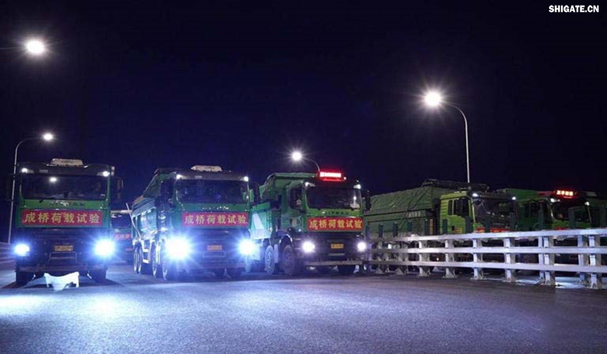 6月16日22時，世界最大跨度斜拉橋——常泰長江大橋燈火通明，車聲轟鳴，一場通車前的“極限挑戰”正緊張進行。30輛總重達1200噸的四軸加載車，分批列隊駛上橋面預先劃定的停靠點，并由提前布置在橋梁各關鍵部位的869個傳感器開展實時監測，采集測試數據。由此，大橋跨江公鐵合建段主橋橋梁荷載試驗全面啟動。    AA1GQ79M.jpg    這次荷載試驗覆蓋范圍具體包括1座主跨1208米斜拉橋、2座主跨388米鋼桁拱專用航道橋、1座非通航道孔橋以及南北兩座引橋，共設計119個靜載工況和111個動載工況。其中，最大對稱靜力加載工況將動用110輛四軸加載車，總重達4400噸。試驗將持續一周，分五個階段進行。試驗首日在錄安洲非通航孔橋和常州側公鐵合建段引橋實施。  常泰長江大橋是連通常州與泰興的跨江通道，是長江上首座集高速公路、城際鐵路和普通公路三種功能于一體的雙層復合型橋梁，計劃于今年年內基本建成。它的上層為雙向六車道高速公路，下層為雙線城際鐵路和普通公路。如此復雜的結構，如何確保它在未來百年服役中安全可靠？答案就藏在荷載試驗中。    AA1GQduQ.jpg    荷載試驗堪稱橋梁通車前的“綜合大考”，是確保橋梁安全運營的“體檢報告”。江蘇省交通工程建設局常泰長江大橋建設指揮部現場常務副指揮長夏鵬飛介紹，“荷載試驗是檢測橋梁結構安全和承載能力的重要手段，通過科學的加載測試和數據采集分析，驗證實際成橋狀態與理論設計的鍥合度，確保常泰長江大橋運營安全?！笨紤]到大橋主體采用鋼結構和鋼-混凝土組合結構，為最大限度減少晝夜溫差對測試數據的影響，所有試驗均安排在夜間實施。  通過一系列科學嚴謹的荷載測試，這座世界級多功能大橋的實際性能將得到充分檢驗，為常泰長江大橋后續安全通車運營提供至關重要的數據支撐。