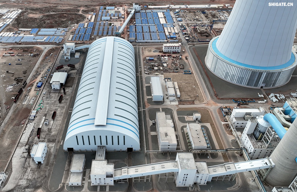 9月4日，我國(guó)首個(gè)“沙戈荒”新能源外送基地——新疆華電哈密2×100萬(wàn)千瓦煤電項(xiàng)目建成投產(chǎn)，經(jīng)過(guò)為期半個(gè)多月試運(yùn)行，狀況良好。在該項(xiàng)目建設(shè)過(guò)程中，河鋼集團(tuán)舞鋼公司高端容器鋼板替代進(jìn)口，獨(dú)家用于項(xiàng)目所需國(guó)內(nèi)首批100萬(wàn)千瓦高效超超臨界純?nèi)夹陆邏A煤鍋爐等核心設(shè)備的制作，為國(guó)家重點(diǎn)新能源項(xiàng)目建設(shè)作出突出貢獻(xiàn)。    新疆華電哈密2×100萬(wàn)千瓦煤電項(xiàng)目是國(guó)家十四五重點(diǎn)能源項(xiàng)目，新疆天山北麓戈壁能源基地重要組成部分，也是我國(guó)首個(gè)“沙戈荒”新能源外送基地首批機(jī)組和“疆電入渝”首批電源項(xiàng)目。新疆天山北麓戈壁能源基地通過(guò)“風(fēng)光火熱儲(chǔ)一體化”模式，推動(dòng)新能源高比例外送，對(duì)優(yōu)化電力資源配置、促進(jìn)區(qū)域協(xié)調(diào)發(fā)展具有重要意義。    640.jpg     河鋼集團(tuán)舞鋼公司依靠科技創(chuàng)新和技術(shù)進(jìn)步，不斷提升核心競(jìng)爭(zhēng)力。圍繞市場(chǎng)和客戶(hù)需求，在產(chǎn)品創(chuàng)新上下足功夫，做到研發(fā)一代、生產(chǎn)一代、儲(chǔ)備一代，加快鋼鐵產(chǎn)品由“原料級(jí)”向“材料級(jí)”轉(zhuǎn)變，不斷提升產(chǎn)品價(jià)值和客戶(hù)服務(wù)能力。針對(duì)項(xiàng)目方要樹(shù)立“戈壁綠電新標(biāo)桿”的理念，河鋼集團(tuán)舞鋼公司與參建單位聯(lián)合，為其生產(chǎn)項(xiàng)目核心關(guān)鍵設(shè)備提供所需鋼板。在生產(chǎn)過(guò)程中，科技人員創(chuàng)新工藝，在冶煉、軋鋼環(huán)節(jié)增加3項(xiàng)附加要求，嚴(yán)格跟蹤工藝執(zhí)行，攻克了鋼板表面質(zhì)量易波動(dòng)等行業(yè)難題，確保了鋼板各項(xiàng)指標(biāo)完全滿(mǎn)足客戶(hù)需求并按期交付。    新疆華電哈密2×100 萬(wàn)千瓦煤電項(xiàng)目是國(guó)家“十四五” 重點(diǎn)能源項(xiàng)目，也是“疆電入渝”工程的重要配套電源。項(xiàng)目位于哈密三塘湖戈壁腹地，規(guī)劃裝機(jī)容量200萬(wàn)千瓦。江西水電承建了該項(xiàng)目輸煤系統(tǒng)建筑安裝工程，包括輸煤棧橋、轉(zhuǎn)運(yùn)站、碎煤機(jī)室等關(guān)鍵設(shè)施。自2024年4月開(kāi)工以來(lái)，面對(duì)施工現(xiàn)場(chǎng)自然環(huán)境惡劣和緊張工期等諸多不利因素，江西水電項(xiàng)目團(tuán)隊(duì)齊心協(xié)力、迎難而上，精心組織、科學(xué)管理，統(tǒng)籌抓好安全、質(zhì)量和進(jìn)度，全力推動(dòng)項(xiàng)目建設(shè)，確保了輸煤系統(tǒng)全線(xiàn)設(shè)備安裝、調(diào)試工作順利完成，為機(jī)組燃煤供應(yīng)提供了可靠保障，為首臺(tái)機(jī)組投產(chǎn)奠定了堅(jiān)實(shí)基礎(chǔ)。    b1e903722c7a4f6b8aa0be1839829f67.jpg    在項(xiàng)目建設(shè)過(guò)程中，江西水電項(xiàng)目團(tuán)隊(duì)始終堅(jiān)持高標(biāo)準(zhǔn)、嚴(yán)要求，積極與各參建單位協(xié)同作戰(zhàn)，克服了一個(gè)又一個(gè)技術(shù)難題。特別是在1號(hào)機(jī)組順利通過(guò)168小時(shí)試運(yùn)行后，項(xiàng)目團(tuán)隊(duì)乘勝追擊，加快推進(jìn)2號(hào)機(jī)組建設(shè)，僅用兩個(gè)月時(shí)間就實(shí)現(xiàn)了2號(hào)機(jī)組的投產(chǎn)，安全、優(yōu)質(zhì)、高效地完成了既定目標(biāo)，實(shí)現(xiàn)年內(nèi)1號(hào)、2號(hào)機(jī)組雙投。    據(jù)了解，新疆華電哈密 2×100 萬(wàn)千瓦煤電項(xiàng)目采用了國(guó)產(chǎn)高效超超臨界間接空冷燃煤機(jī)組，配套建設(shè)了封閉式煤場(chǎng)和210米高鋼結(jié)構(gòu)間冷塔，具有顯著的技術(shù)優(yōu)勢(shì)和環(huán)保效益。投產(chǎn)后，該項(xiàng)目每年預(yù)計(jì)可向重慶輸送電力超360億千瓦時(shí)，并支撐建設(shè)1020萬(wàn)千瓦新能源項(xiàng)目，每年新增綠電249億千瓦時(shí)，在保障能源供應(yīng)的同時(shí)，為我國(guó)碳達(dá)峰碳中和目標(biāo)的實(shí)現(xiàn)貢獻(xiàn)積極力量。